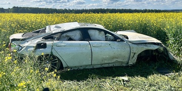 O život spolujezdce bojují lékaři, řidič vyletěl z vraku vozu oknem a zemřel na místě