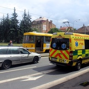 Sražení chodkyně zkomplikovalo dopravu na Klatovské