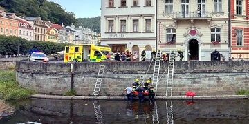Pád seniora do řeky