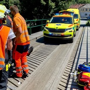 Motorkář je po nárazu do zábradlí v kritickém stavu