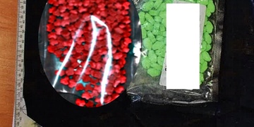 Stovky tablet extáze si objednával poštou