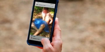 On na ni penisem, ona na něj mobilem