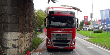 Kamion se rozpáral o viadukt