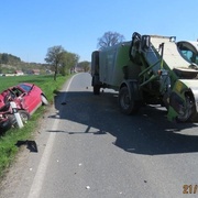Další zemědělský stroj sešrotoval osobák a poslal řidiče do nemocnice