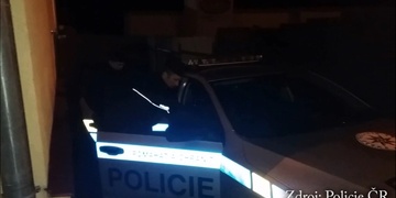 Lupič s nožem čekal peníze, dočkal se ale želízek