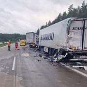Střet dvou kamionů uzavřel dálnici D5