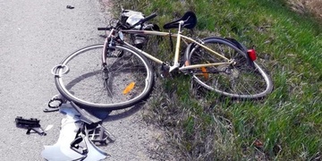 Cyklistka odbočila přímo před jedoucí auto, na místě zemřela