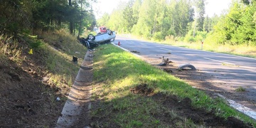 Auto se opakovaně převrátilo a řidič následně nadýchal přes dvě promile