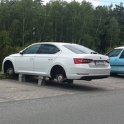 Na parkovišti v Bolevci ukradli autu všechna čtyři kola