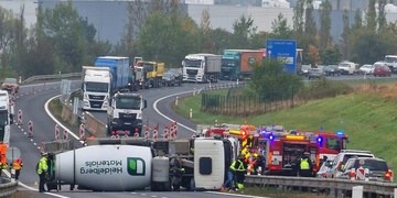 Osobní vozidlo ohrozilo domíchávač, který se poté převrátil a řidič osobního vozu z místa ujel