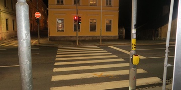 Srazil chodkyni a ujel