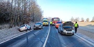 Na namrzlých silnicích došlo během hodiny k několika dopravním nehodám