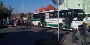 Auto plné lidí narazilo do autobusu – na místě 5 zraněných – , 