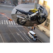 Motorkář v Plzni utekl od nehody pouze v kraťasech a tričku