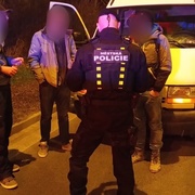 Řidič bez dokladů a spolujezdec v pátrání
