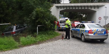 Dramatická honička dnes skončila havárií pronásledovaného vozidla Audi