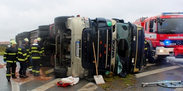 U Olympie se převrátil bulharský kamion