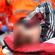Přítelkyni zbil, pořezal a chtěl vyhodit z okna