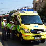 Autem sražená dívka, zraněný cestující v autobuse a tři zranění u střetu aut