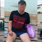 Silně opilý muž obsadil koupelnu městské Charity a odmítal ji opustit