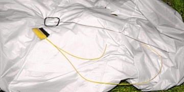 Policisté pátrají po dvou kusech z padáku