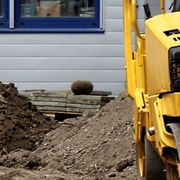 Právě se evakuuje areál vysokých škol na Borech. Nalezl se zde dělostřelecký projektil z války.
