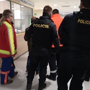 Údajně sražený opilec pokousal sanitáře