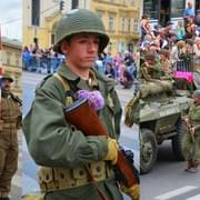 Konvoj po Klatovské, vojenské kempy i setkání s veterány