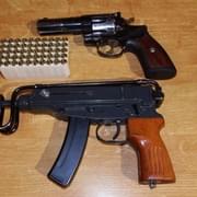 Bulharovi byl v Plzni z auta ukraden revolver a Škorpion i s municí