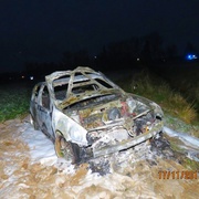 Po havárii osobní automobil zachvátily plameny