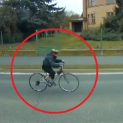 Hasičům přímo před cisternu vjela cyklistka