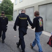 Policisté zadrželi dva pachatele přímo během vloupání