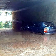 Auto uvázlo v zaplaveném podjezdu