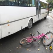 Opilá cyklistka přehlédla autobus