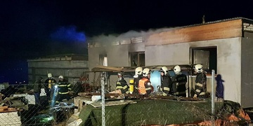 Požár domku i hávarie auta se zraněním, na místo letěl vrtulník LZS