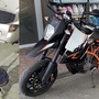 Dva motorkáři, táta se synem, se stali terčem útoku zlodějů
