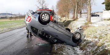 Auto skončilo na střeše v příkopu
