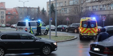 Osobní vozidlo srazilo ženu na přechodu pro chodce