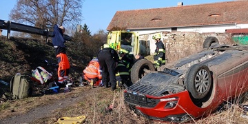 Vážná dopravní nehoda, auto skončilo pod hrází na střeše a řidič měl zákaz řízení