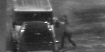 Vloupání do auta přímo pod kamerou