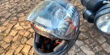 Motorkář najel do plotu a nyní bojuje o život