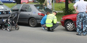 U Purkyňáku srazilo auto maminku s kočárkem
