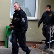 Prošel zavřenými dveřmi domu a pak napadl svou družku