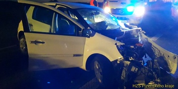 Náraz auto vyrazil ze silnice