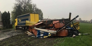 Převrácený přívěs a  zablokovaná silnice