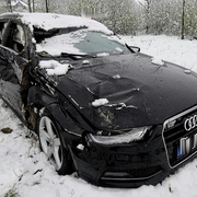 Sražené dítě, auto na střeše i ve viaduktu
