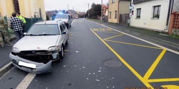 Naboural zaparkovaná auta a ujel