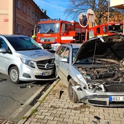 Pohřební vůz vezoucí tělo zesnulého smetl jiné auto