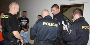 Výtržnictví, nebezpečné vyhrožování a napadení žen v Rokycanech