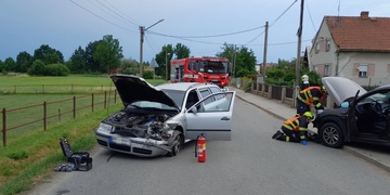 Náraz auto odhodil na plot obecního úřadu